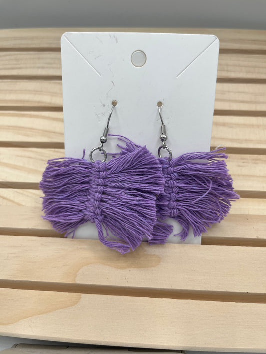 String feather earrings in purple