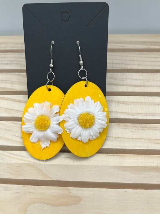 Gold Oval earrings with 3D daisies