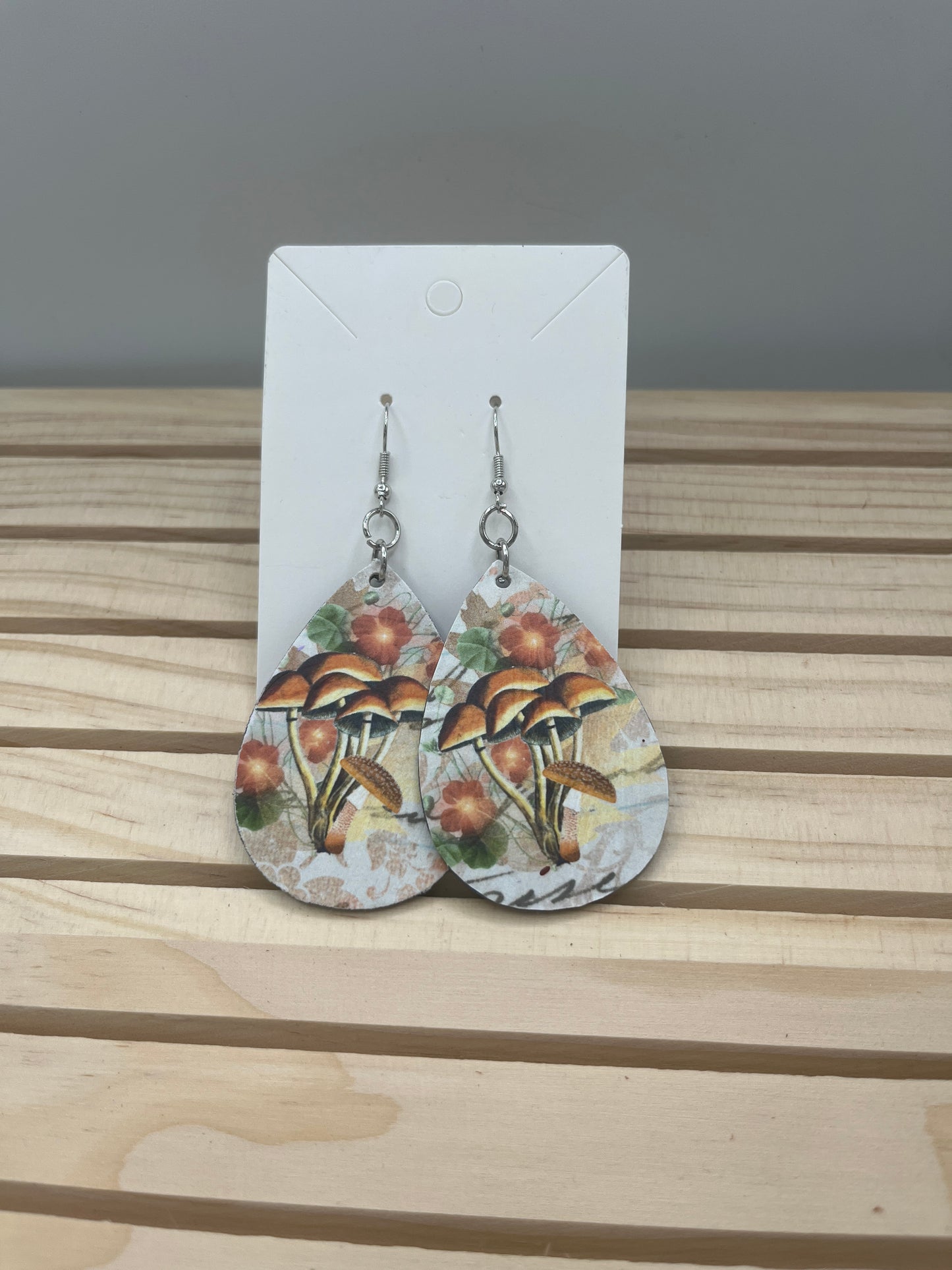 Teardrop earrings covered with mushrooms