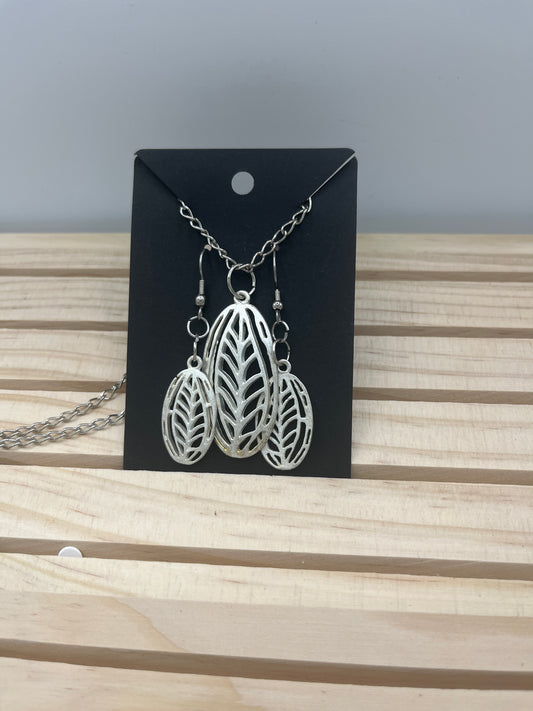 Silver filigree necklace and earring set